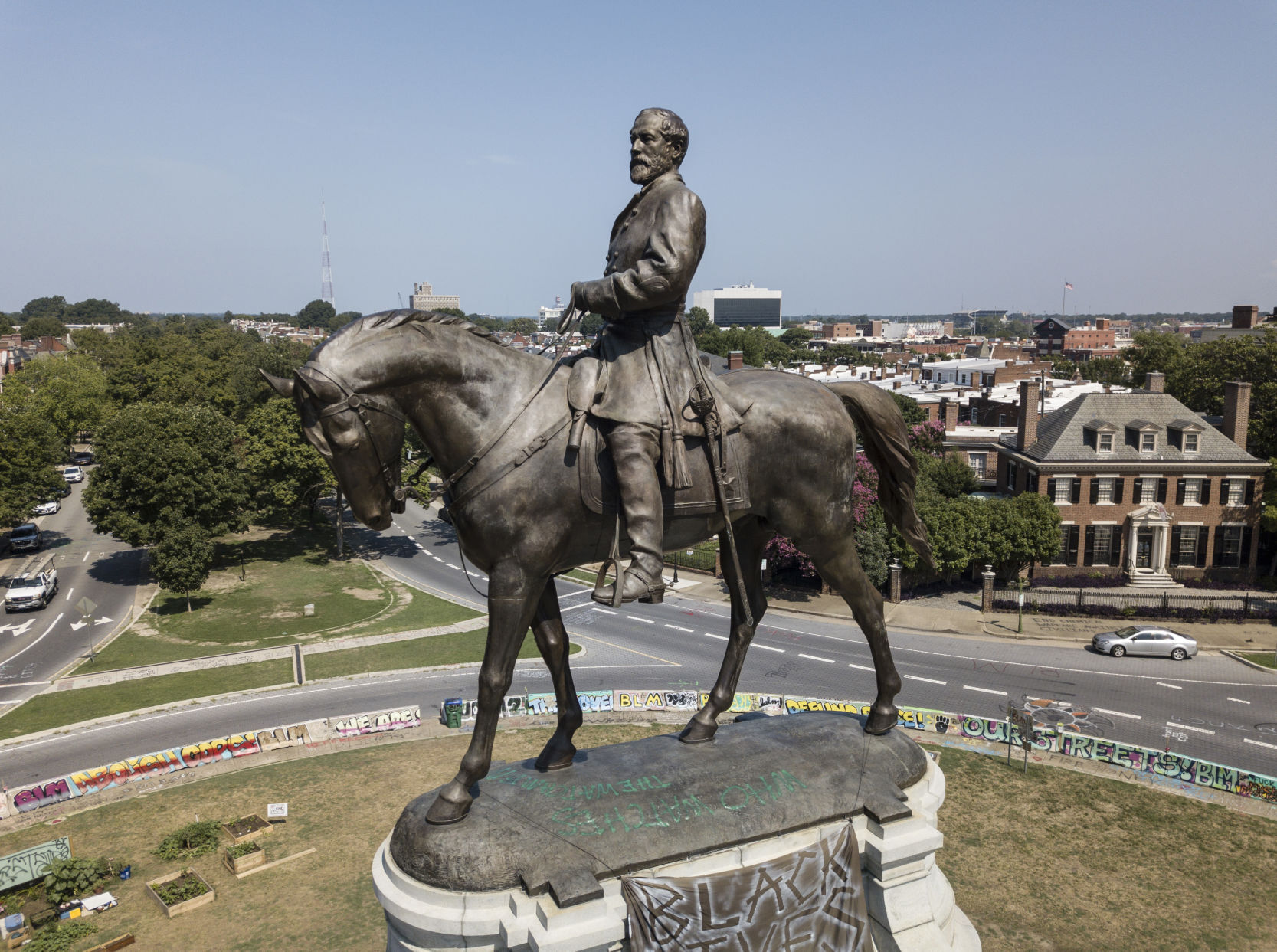 Aerial photo of Robert E. Lee statue on Monument Avenue